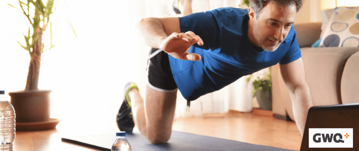 Mann trainiert am PC