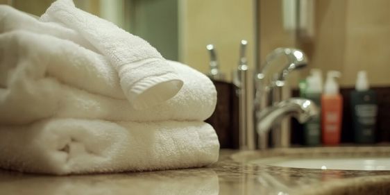 Weiße Handtücher, die auf einem Waschbecken liegen