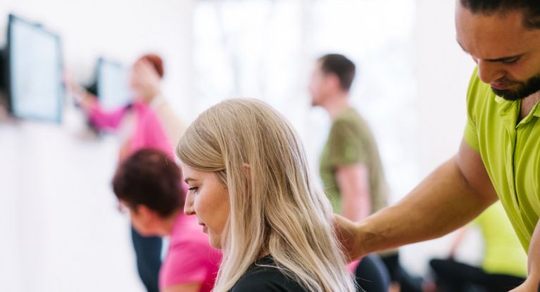 Therapeut leitet Patientin an