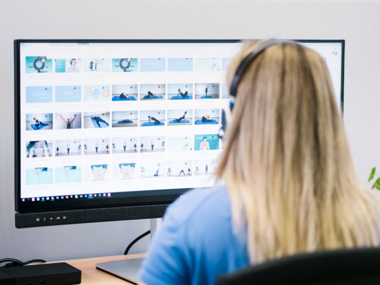 Eine Therapeutin erstellt den digitalen Therapieplan
