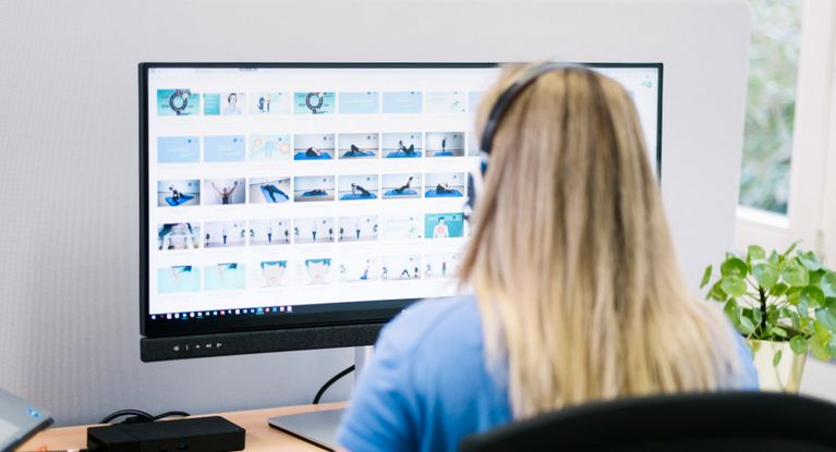 Eine Therapeutin erstellt den digitalen Therapieplan